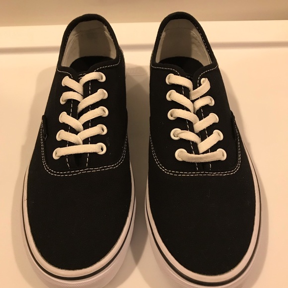 Fila Black Canvas Sneakers. Size: 7 - Picture 2 of 7